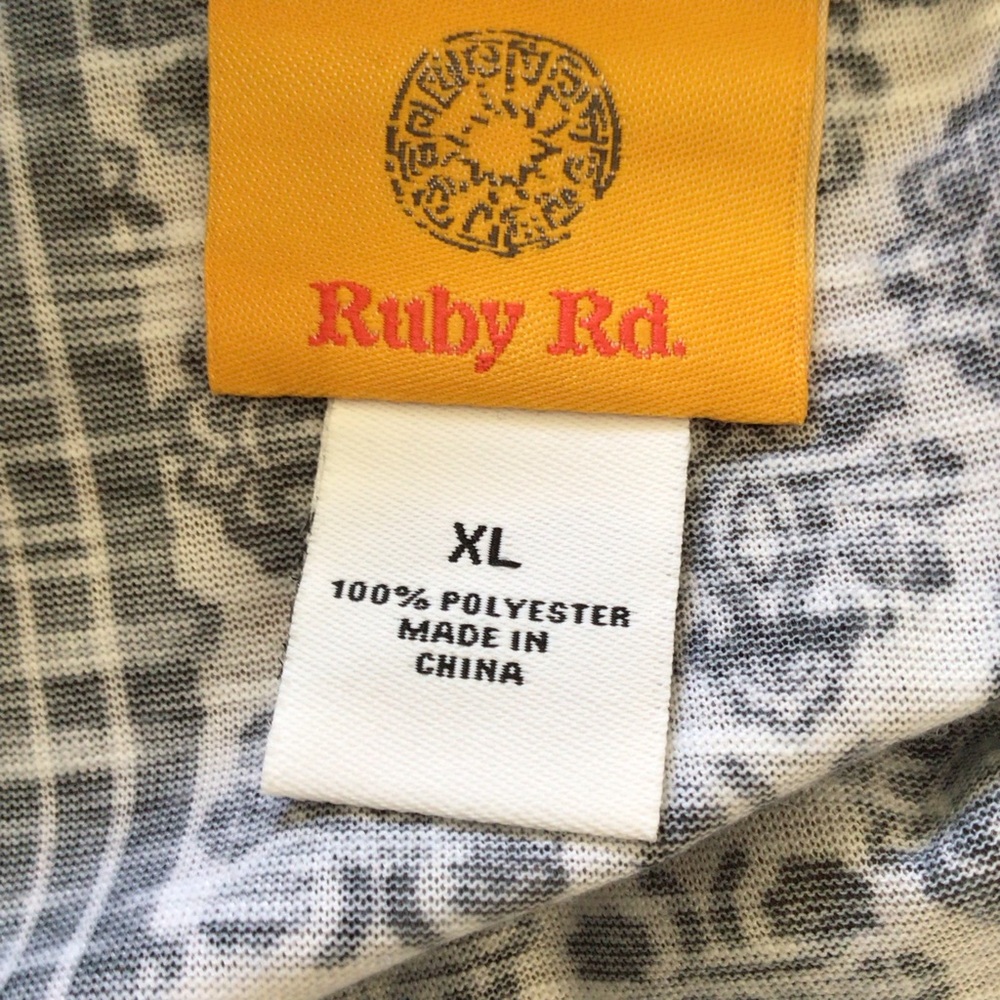 Ruby Rd. Monochrome Floral Sharkbite Top - image 5